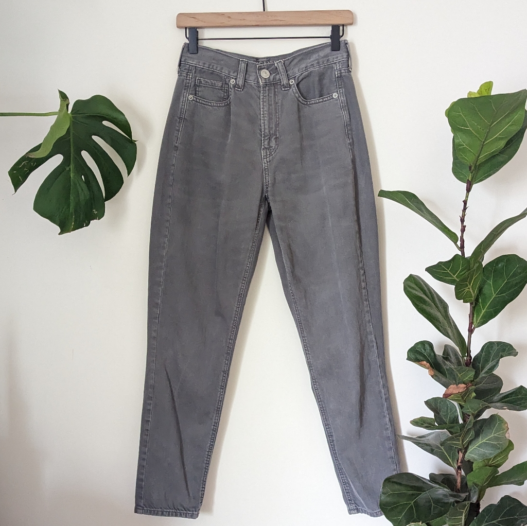 American Eagle Outfitters | 2 | Mom Jean | Grey Wash High Rise
